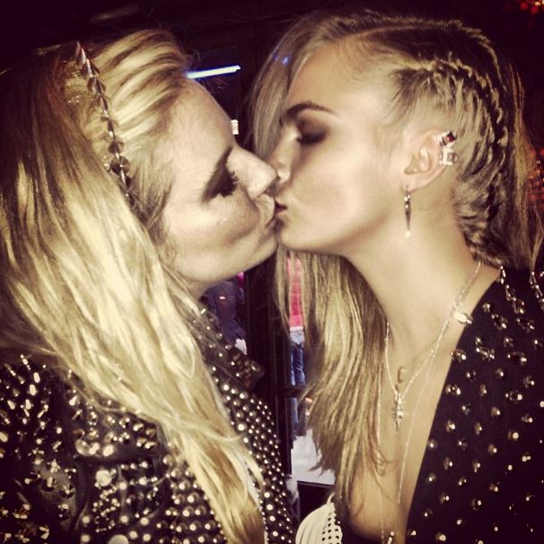 cara-delevingne-sienna-miller-lesbienne-baiser-kiss
