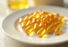 Capsules de vitamine E dorées sur une assiette blanche