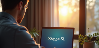 Homme au bureau regardant un écran Bouygues S1 lumineux