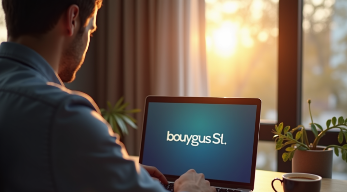 Homme au bureau regardant un écran Bouygues S1 lumineux