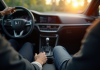 Intérieur moderne de voiture avec levier de vitesse automatique en détail